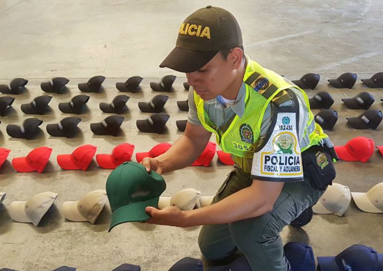 Decomisan mil gorras de contrabando en Cartagena: Decomisan mil gorras de contrabando en Cartagena
