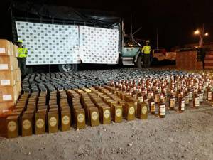 En plena semana Santa incautan más de 2.000 botellas de licor en Boyacá: En plena Semana Santa incautan más de 2.000 botellas de licor en Boyacá En plena semana Santa incautan más de 2.000 botellas de licor en Boyacá: En plena Semana Santa incautan más de 2.000 botellas de licor en Boyacá