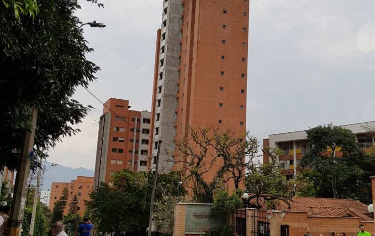 evacuación: Evacuan edificio por peligro de colapso en Medellín