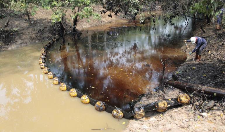 EMERGENCIA, DERRAME, PETROLEO: Ya no aflora crudo del pozo 158 en la Lizama