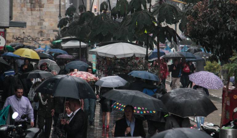 Inundaciones y árboles caídos dejan fuertes lluvias en Bogotá