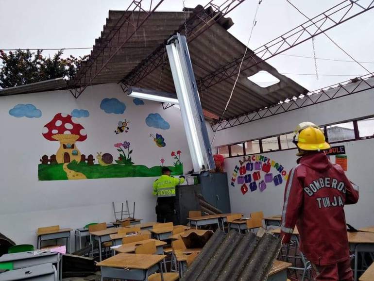 500 niños quedaron sin clases indefinidamente por vendaval al sur de Tunja: 500 niños quedaron sin clases indefinidamente por vendaval al sur de Tunja