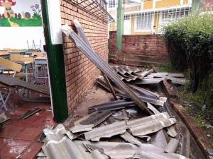 500 niños quedaron sin clases indefinidamente por vendaval al sur de Tunja: 500 niños quedaron sin clases indefinidamente por vendaval al sur de Tunja 500 niños quedaron sin clases indefinidamente por vendaval al sur de Tunja: 500 niños quedaron sin clases indefinidamente por vendaval al sur de Tunja