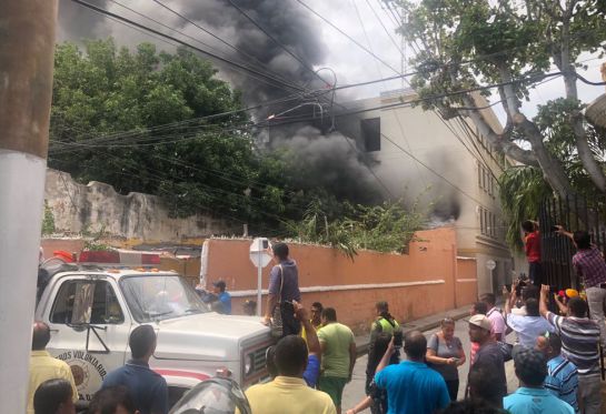 Incendio en Magdalena: Incendio en un parqueadero del Centro de Santa Marta Incendio en Magdalena: Incendio en un parqueadero del Centro de Santa Marta