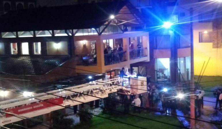 Matrimonio carro de bomberos: Carro escalera fue detalle de compañeros en mi matrimonio: bombero