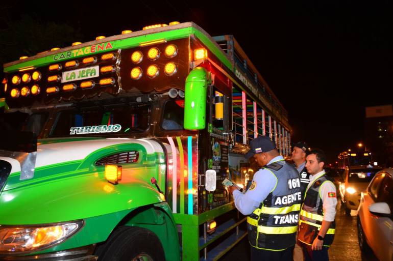 Expiden decreto para controlar buses y chivas turísticas en Cartagena