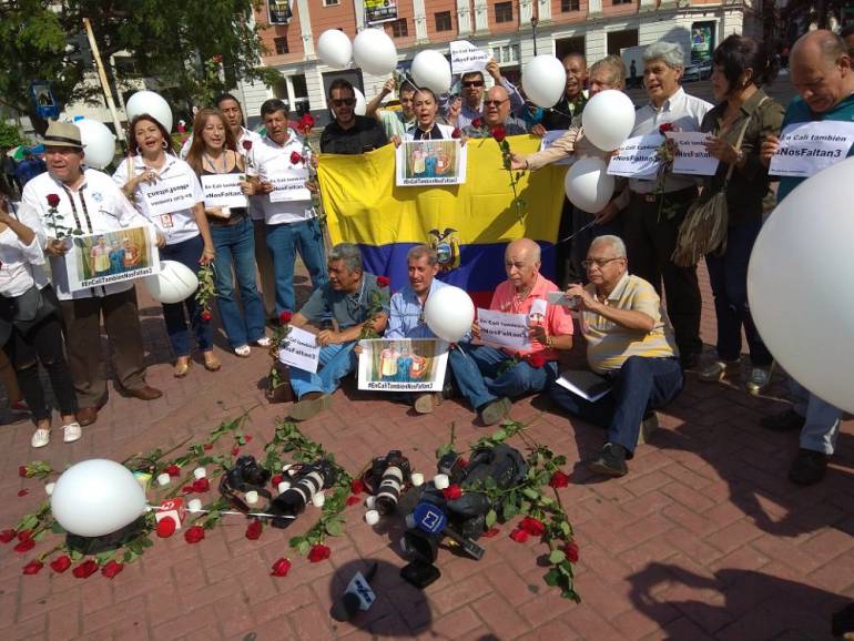 Plantón en Cali por muerte de periodistas ecuatorianos: Plantón de periodistas de Cali por asesinato colegas ecuatorianos