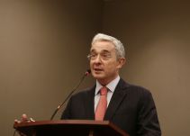 Violencia contra periodistas no se puede quedar en la impunidad: Uribe