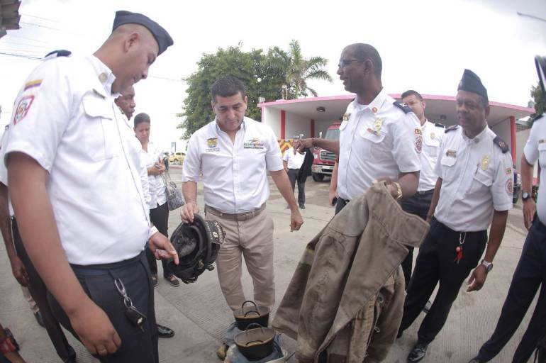 Gobernador de Bolívar visitó estación del cuerpo de bomberos de Cartagena: Gobernador de Bolívar visitó estación del cuerpo de bomberos de Cartagena