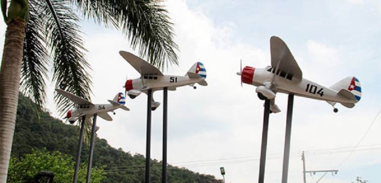Accidente aéreo en la Escuela de Aviación de Cali: Dos muertos al estrellarse aeroplano en pista de Base Aérea