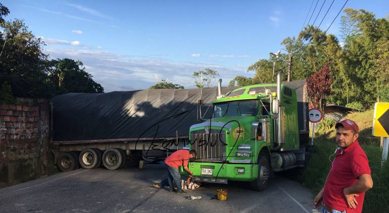 cierre bucaramanga bogota: Cierre total en la vía Bucaramanga-Bogotá por fallas mecánicas de vehículo