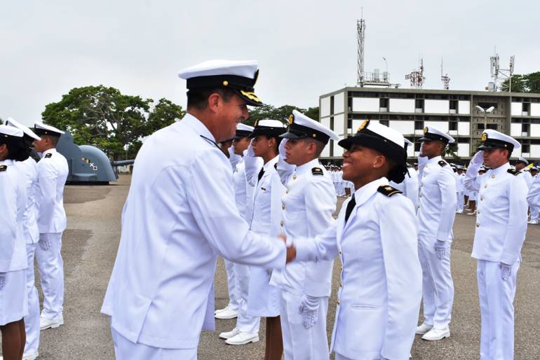 Escuela Naval de Cadetes Almirante Padilla: Escuela Naval de Cadetes otorga relevo de mando y ascenso a Guardiamarinas