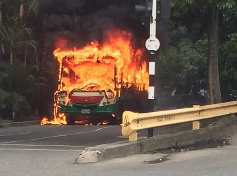 Incineran un bus de Coonatra en el occidente de Medellín