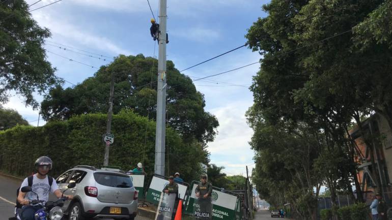 BUCARAMANGA ANTENA CELULAR POLICÍA: Instalación de antena de telefonía celular enfrentó a vecinos y policía