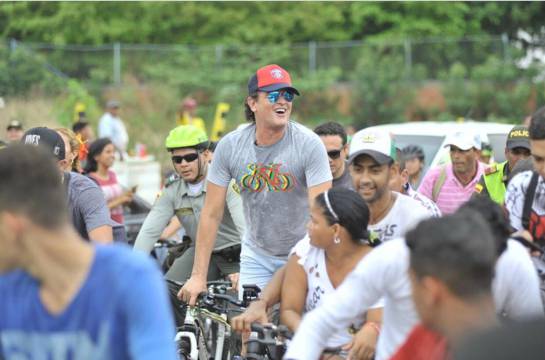 Festival Vallenato: Montado en bicicleta se goza Carlos Vives el Festival Vallenato Festival Vallenato: Montado en bicicleta se goza Carlos Vives el Festival Vallenato
