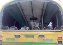 Vándalos ponen en peligro la vida de quienes se movilizan en bus urbano