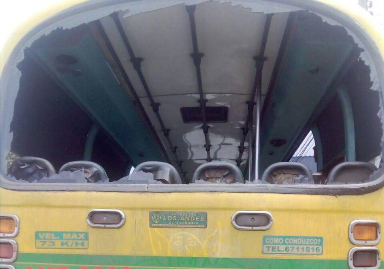 ATAQUE, VÁNDALOS, BUS.: Vándalos ponen en peligro la vida de quienes se movilizan en bus urbano