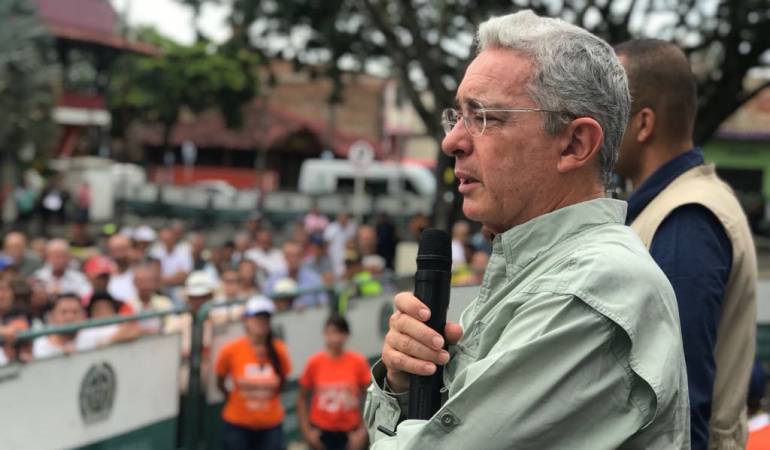 Nueva encuesta | Petro el que más sube, Duque continúa fuerte en punta