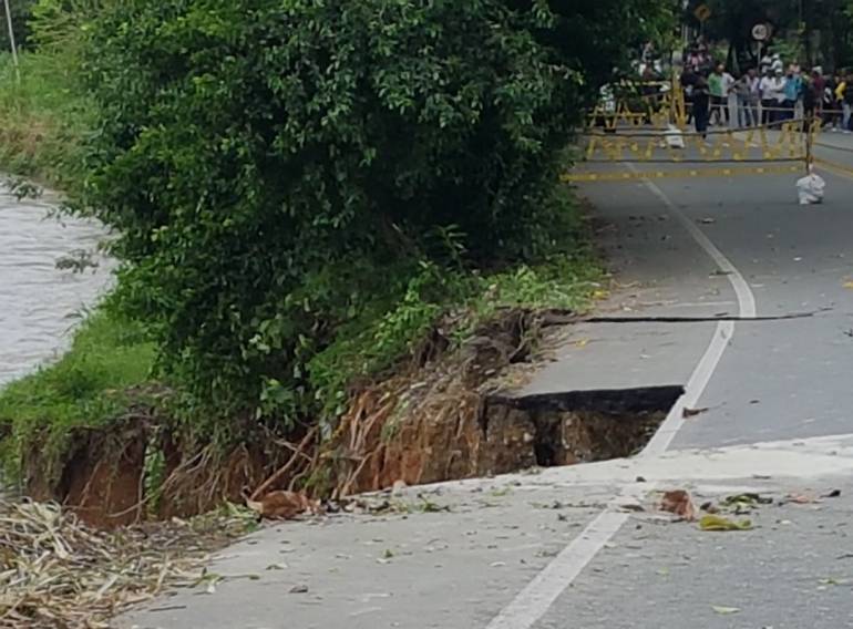 Vía, Medellín, Caucasia, problema: Dueño de predio impide resolver problema en la vía Medellín-Caucasia