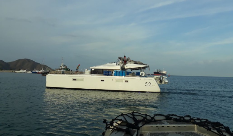Guardacostas rescata velero peruano a la deriva en costas de Santa Marta