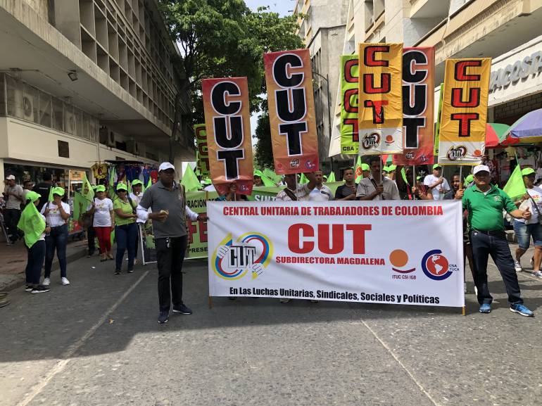 Marcha de trabajadores en Santa Marta. /FOTO CARACOL RADIO