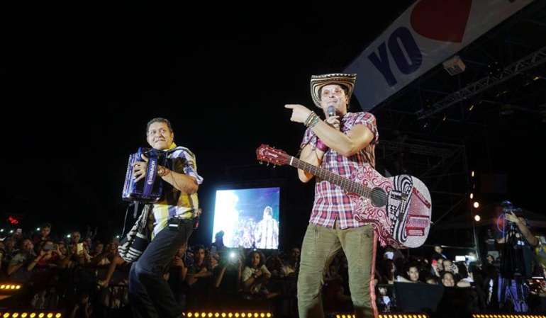 Festival Leyenda Vallenata: Rodeado de amigos cerró Carlos Vives el Festival Vallenato