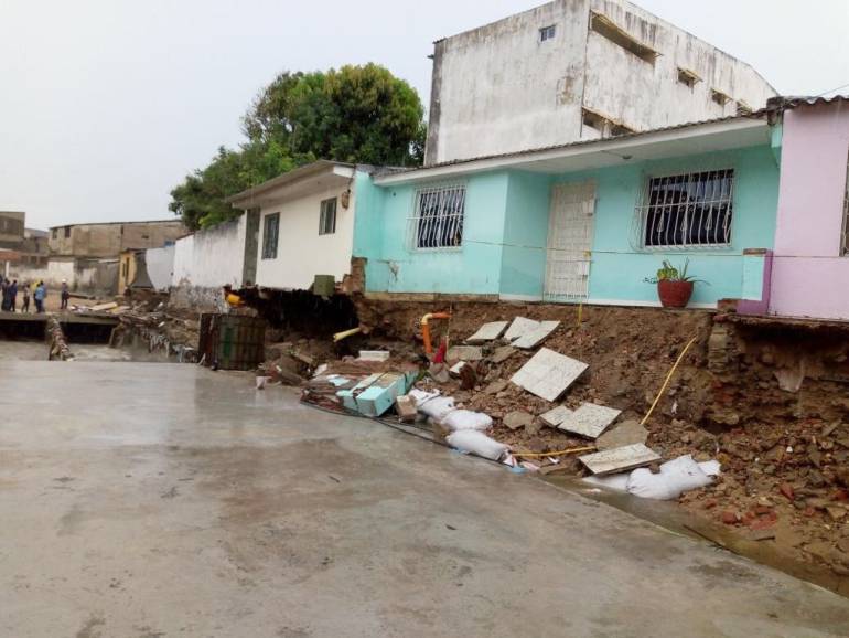 Vehículos arrastrados y viviendas inundadas por aguacero en Barranquilla