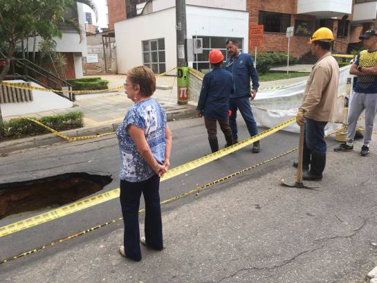 BUCARAMANGA HUECOS BLOQUEOS: Otra vez se abrió el cráter de la carrera 40 BUCARAMANGA HUECOS BLOQUEOS: Otra vez se abrió el cráter de la carrera 40
