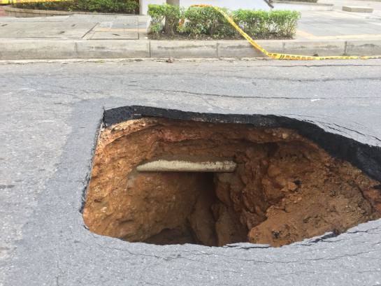 BUCARAMANGA HUECOS BLOQUEOS: Otra vez se abrió el cráter de la carrera 40 BUCARAMANGA HUECOS BLOQUEOS: Otra vez se abrió el cráter de la carrera 40