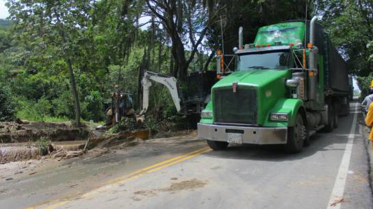 BUCARAMANGA PIEDECUESTA VIA A BOGOTÁ: Abrieron paso por la carretera a Bogotá a la altura de Curos BUCARAMANGA PIEDECUESTA VIA A BOGOTÁ: Abrieron paso por la carretera a Bogotá a la altura de Curos