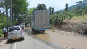 BUCARAMANGA PIEDECUESTA VIA A BOGOTÁ: Abrieron paso por la carretera a Bogotá a la altura de Curos BUCARAMANGA PIEDECUESTA VIA A BOGOTÁ: Abrieron paso por la carretera a Bogotá a la altura de Curos
