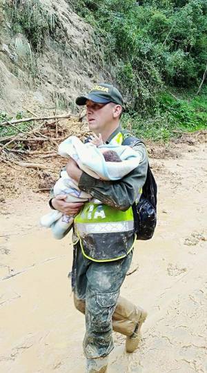 BUCARAMANGA SANTANDER VÍAS CÚCUTA RESCATE: A las buenas o a las malas retirarán a quien esté en los deslizamientos BUCARAMANGA SANTANDER VÍAS CÚCUTA RESCATE: A las buenas o a las malas retirarán a quien esté en los deslizamientos