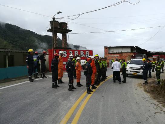 BUCARAMANGA SANTANDER VÍAS CÚCUTA RESCATE: A las buenas o a las malas retirarán a quien esté en los deslizamientos BUCARAMANGA SANTANDER VÍAS CÚCUTA RESCATE: A las buenas o a las malas retirarán a quien esté en los deslizamientos