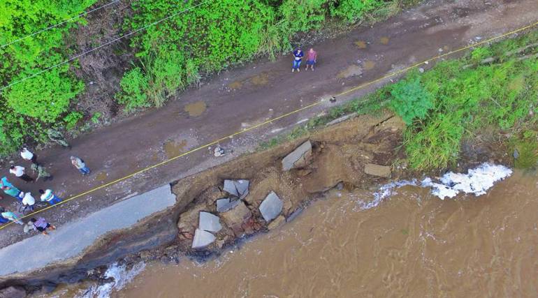 Temporada de lluvias: Maquinaria del departamento atiende emergencia vial en el sur del Tolima