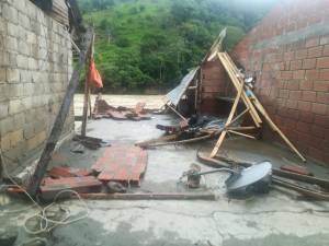 Algunas viviendas desaparecieron por completo en el municipio de Puerto Valdivia en Antioquia, por el aumento inesperado del cauce del Río Cauca. Algunas viviendas desaparecieron por completo en el municipio de Puerto Valdivia en Antioquia, por el aumento inesperado del cauce del Río Cauca.