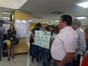 Con carteles los contadores protestaron en Armenia Con carteles los contadores protestaron en Armenia