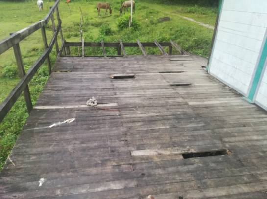 Averiado quedó el piso de la escuela de Pescadero, otra región afectada por la creciente del Río Cauca. Averiado quedó el piso de la escuela de Pescadero, otra región afectada por la creciente del Río Cauca.