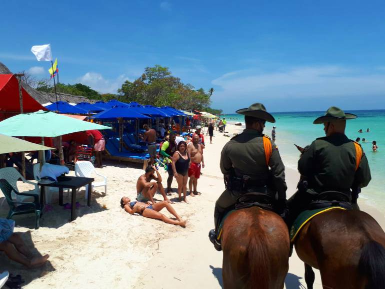 Día del Reciclaje Cartagena: Carabineros de la Policía de Cartagena vigilan Playa Blanca