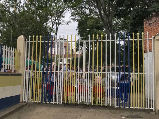 BUCARAMANGA TALA DE ÁRBOLES NORMAL SUPERIOR PROTESTAS: Video: Pupitrazo en la Normal Superior por tala de árboles BUCARAMANGA TALA DE ÁRBOLES NORMAL SUPERIOR PROTESTAS: Video: Pupitrazo en la Normal Superior por tala de árboles