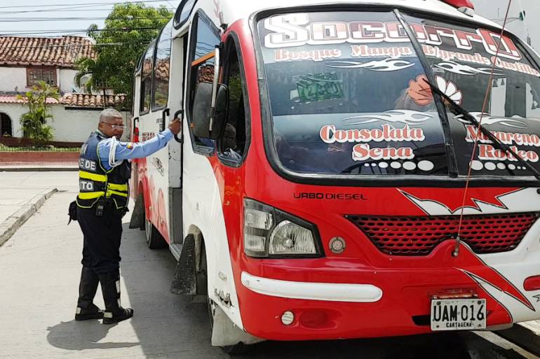 Conductores de buseta en Cartagena pusieron en peligro a sus pasajeros: Conductores de buseta en Cartagena pusieron en peligro a sus pasajeros