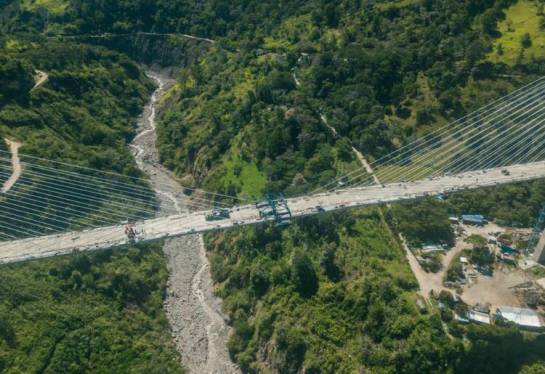 SANTANDER PUENTE SAN ANDRÉS CAMBIO CLIMÁTICO: El puente más alto y moderno del país desemboca en una trocha SANTANDER PUENTE SAN ANDRÉS CAMBIO CLIMÁTICO: El puente más alto y moderno del país desemboca en una trocha