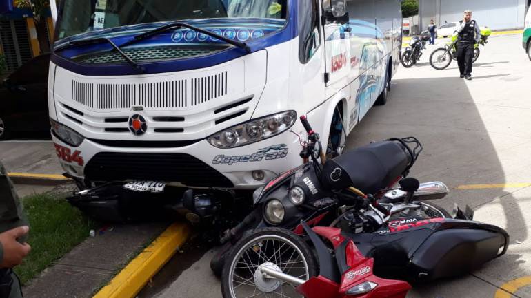 MOTOCICLISTA ACCIDENTE GIRÓN COPETRAN: Mujer fue arrollada por un bus de Copetrán en Girón