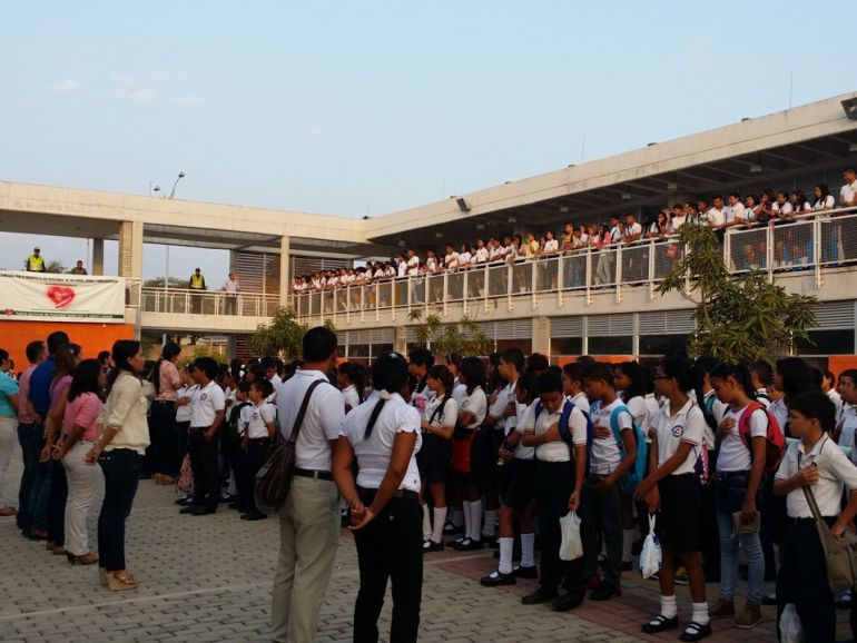 Estudiantes reciben clases debajo de los árboles por falta de luz: Estudiantes reciben clases debajo de los árboles por falta de luz