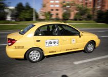 Por seis meses suspenden licencia a taxista que cobró carrera de $440.000