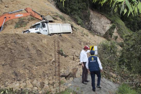 BUCARAMANGA VÍAS INVIERNO MÁLAGA CUROS DESLIZAMIENTOS: Rovirenses se quedaron sin carretera en el puente de Corpus Christi BUCARAMANGA VÍAS INVIERNO MÁLAGA CUROS DESLIZAMIENTOS: Rovirenses se quedaron sin carretera en el puente de Corpus Christi