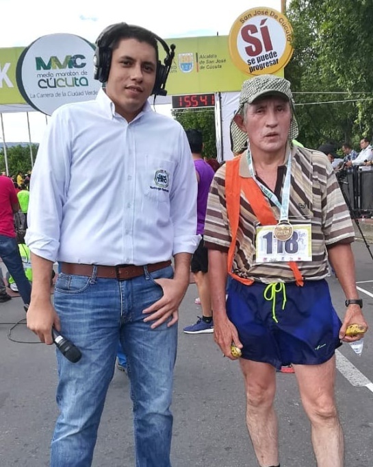 Competidor disfrazado del Chavo del 8 con el periodista deportivo Ricardo Gutiérrez Lizarazo Competidor disfrazado del Chavo del 8 con el periodista deportivo Ricardo Gutiérrez Lizarazo