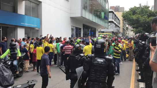 BUCARAMANGA TAXIS PROTESTA: Video: Primeros disturbios en protesta de taxistas BUCARAMANGA TAXIS PROTESTA: Video: Primeros disturbios en protesta de taxistas
