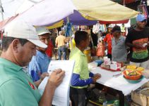 Informales insisten en ocupar espacio publico en el mercado de Cartagena