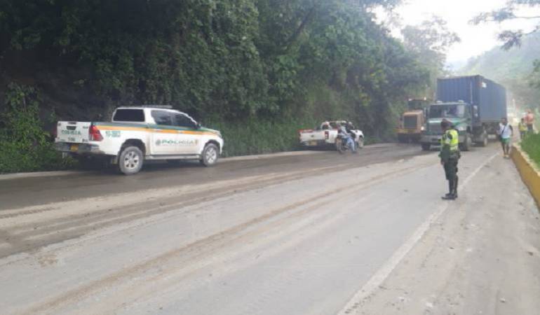 Invierno en Colombia: Derrumbes generan problemas de movilidad en vía del Alto de la Línea