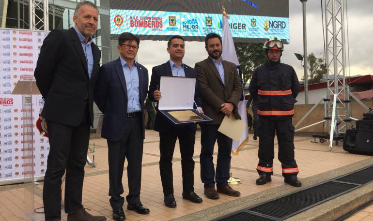 Bomberos de Bogotá: Bomberos de Bogotá, condecorados por su acción en tragedias